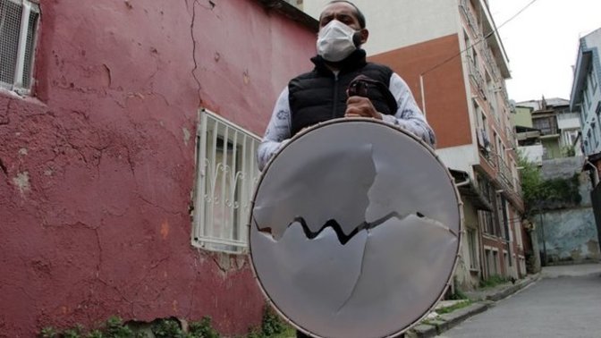 Gürültü yaptığı için davulcunun davulunu kestiler! Davul ile mi saat ile mi uyanıyorsunuz?