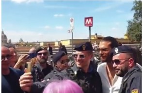 Can Yamanla fotoğraf çektiren İtalyan Polisi