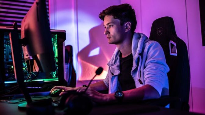 Twitch yayıncılarından favoriniz kim, en çok kimin yayınlarını takip ediyorsunuz?