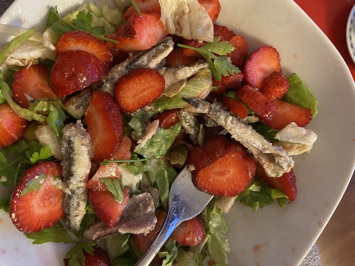 Çilek ve hamsinin yan yana olduğu bir salata tabağı görsen neler geçerdi aklından?