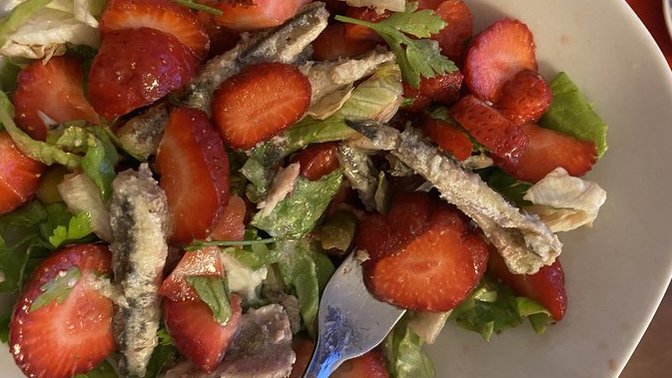 Çilek ve hamsinin yan yana olduğu bir salata tabağı görsen neler geçerdi aklından?