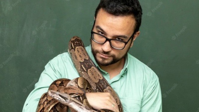 Evcil hayvan olarak yılanları olan biriyle sevgili olur muydunuz?