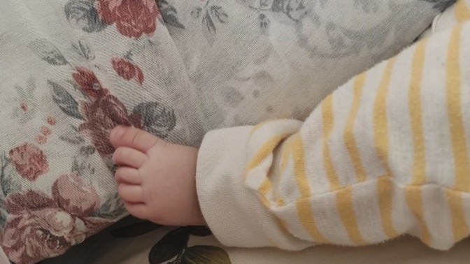 Bebeğim sabaha kadar üstünü açıyor. Bu sorunu nasıl çözebilirim?