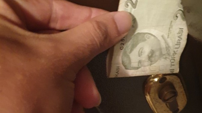 Gençler hani para her kapıyı açıyordu niye açılmıyor bu?