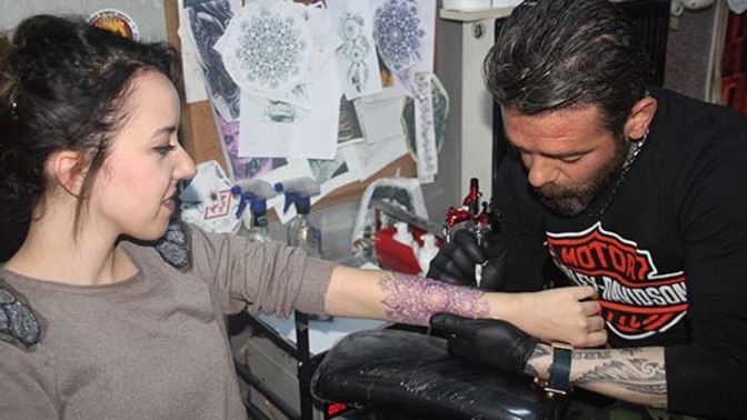 Sevgilim dövmeci olmamı istemiyor, işimden vazgeçmem mantıklı mı?