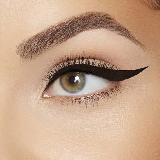 Kuyruklu eyeliner çekmekten daha zor bir şey söyler misiniz?