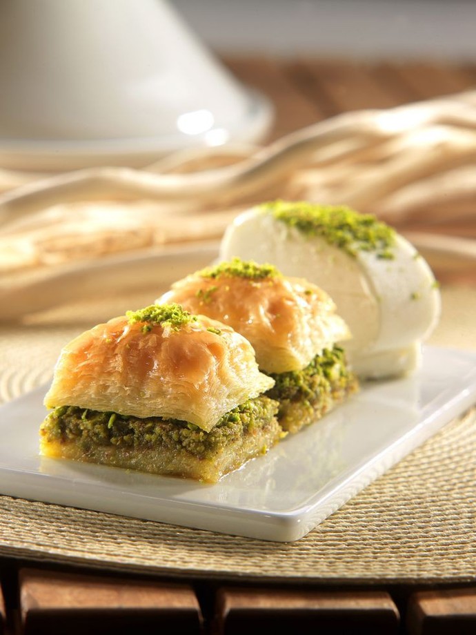 Bu devirde baklava açabilen kız var mıdır?