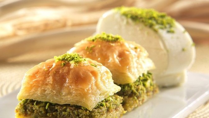 Bu devirde baklava açabilen kız var mıdır?