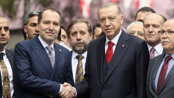 Bileşen iktidar parçalanan muhalefet ! bu seçimleri AKPnin kazanma ihtimalinin yüksek olduğunu düşünmeye başladım , ?