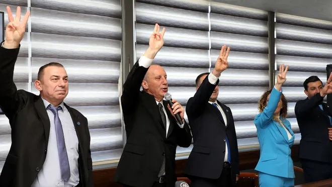 Muharrem İnce, partisinin selamlama işaretini tanıtmış. Beğendiniz mi?