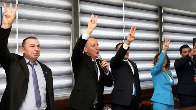 Muharrem İnce, partisinin selamlama işaretini tanıtmış. Beğendiniz mi?