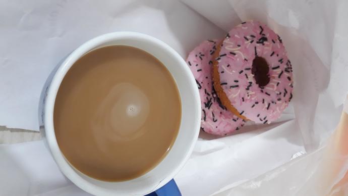 Arkadaşımın düğününde misafirlere donut ve kahve ikram edildiği için herkes tarafından eleştirildi. Haksız mı?