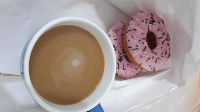 Arkadaşımın düğününde misafirlere donut ve kahve ikram edildiği için herkes tarafından eleştirildi. Haksız mı?