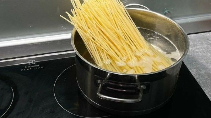 Spagettiyi kırarak pişirmek suç mudur?