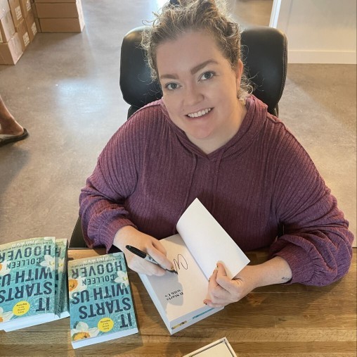 New York Times çok satanlar listesinin yıldızlarından Colleen Hoover! Hangi kitabı senin favorin?