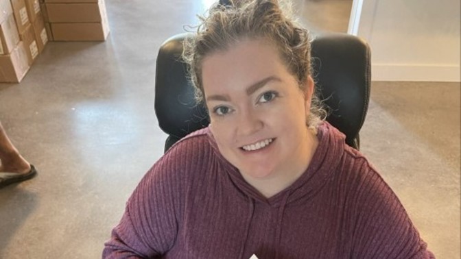 New York Times çok satanlar listesinin yıldızlarından Colleen Hoover! Hangi kitabı senin favorin?