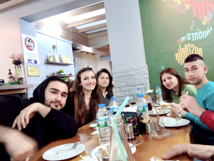 Arkadaşlarla iftar yemeğine gitmek çok güzel bir şey değil mi?