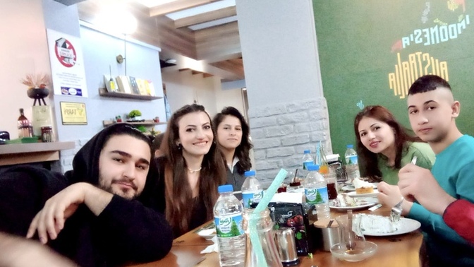 Arkadaşlarla iftar yemeğine gitmek çok güzel bir şey değil mi?