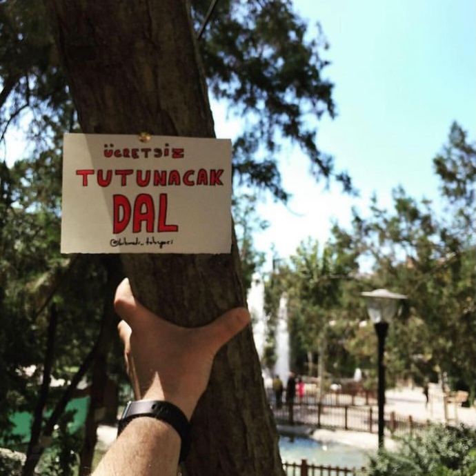Şu hayatta tutunacak bir dalın var mı?