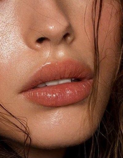 Islak görünümlü dudaklar daha mı çekici 💋?