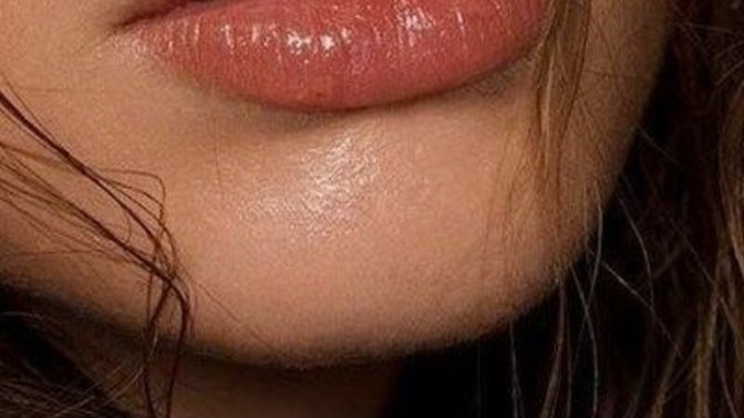 Islak görünümlü dudaklar daha mı çekici 💋?