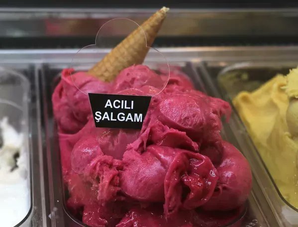 Adanada bir dondurmacı acılı şalgamdan dondurma yapmış. Denemek ister miydiniz?