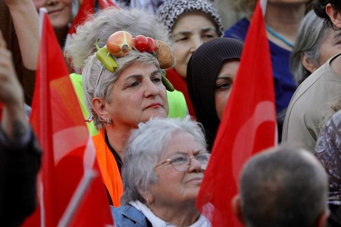 Siyasilerin karşısına böyle çıkarsak ekonominin kötü olduğunu kabul ederler mi?