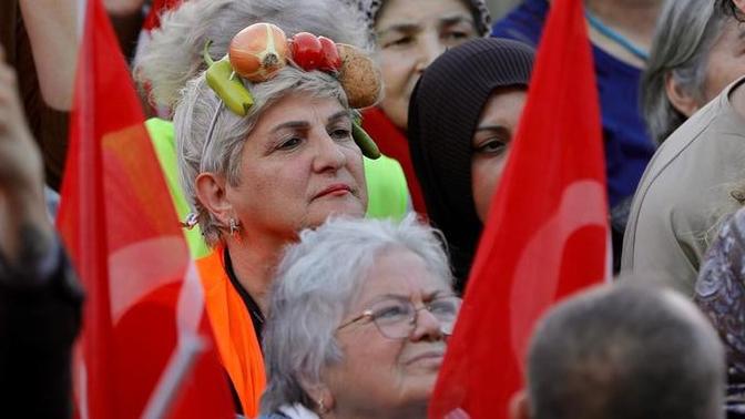 Siyasilerin karşısına böyle çıkarsak ekonominin kötü olduğunu kabul ederler mi?
