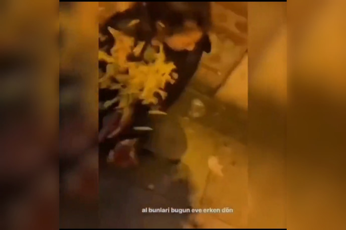 Sokaktaki kız çocuğunun yüzüne Ya hak diyerek yemek fırlattı! Sizce buradaki amaç nedir?