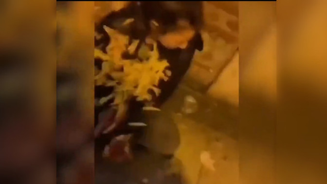 Sokaktaki kız çocuğunun yüzüne "Ya hak" diyerek yemek fırlattı! Sizce buradaki amaç nedir?