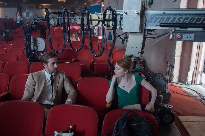 Film veya dizi izlerken yanınızdakine izlediğiniz hakkında meraklı sorular sorar mısınız ?