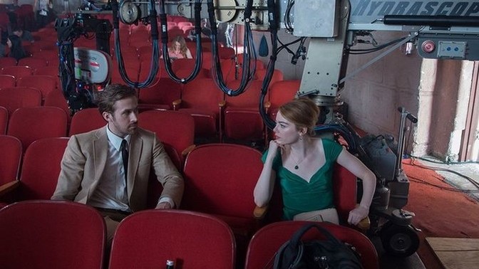 Film veya dizi izlerken yanınızdakine izlediğiniz hakkında meraklı sorular sorar mısınız ?
