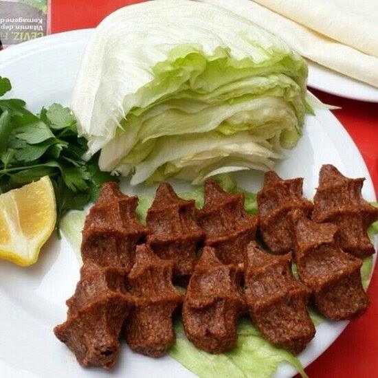 Çiğ köfte yapmayı bilen arkadaşınız var mı?