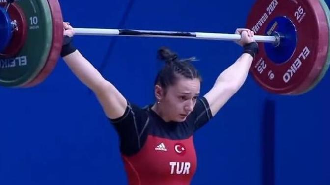 Avrupa Halter Şampiyonasında sporcu Nuray Güngör, altın madalya kazandı! İşte Türk kadınının gücü diyor musunuz?
