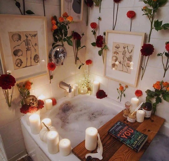 Çiçekler içinde bir küvet romantik olur mu?