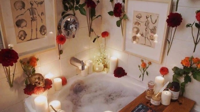 Çiçekler içinde bir küvet romantik olur mu?