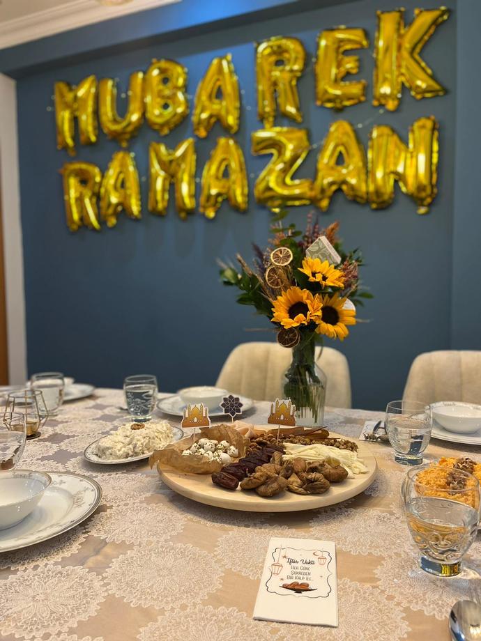 Dün iftara davetliydim, masa çok hoşuma gitti. Ramazanı böyle kutlamak güzel değil mi 😀😍🤗?