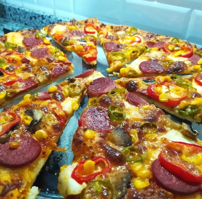 İftar için nefis bir pizza yaptım, olmuş mu sizce🍕🤤?
