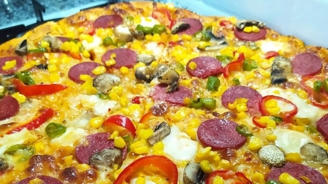 İftar için nefis bir pizza yaptım, olmuş mu sizce🍕🤤?