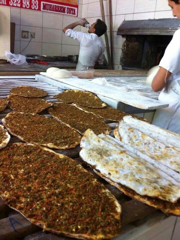 Bir lahmacun az, iki lahmacun fazla geldi. Sen olsan bir siparişte kaç lahmacun söylersin?