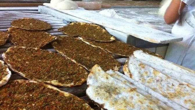 Bir lahmacun az, iki lahmacun fazla geldi. Sen olsan bir siparişte kaç lahmacun söylersin?