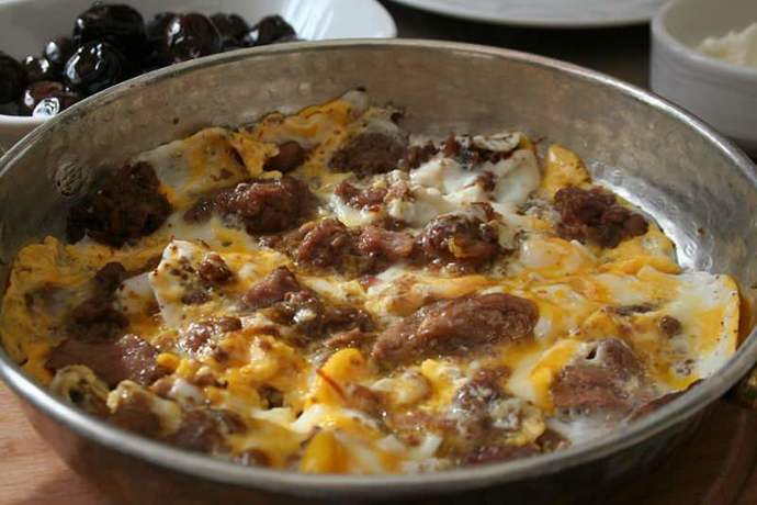 Soğanlı yumurta mı kavurmalı yumurta mı?