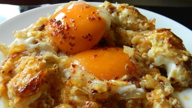 Soğanlı yumurta mı kavurmalı yumurta mı?
