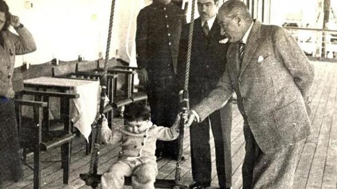 23 Nisan  Ulusal Egemenlik ve Çocuk Bayramı kutlu olsun! 🇹🇷 Eski 23 Nisan'lardan neyi özledin?