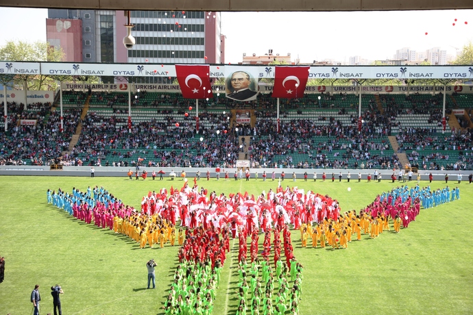 23 Nisan  Ulusal Egemenlik ve Çocuk Bayramı kutlu olsun! 🇹🇷 Eski 23 Nisan'lardan neyi özledin?