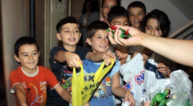 Kiminle kapı kapı gezip, şeker toplamak isterdin😄?