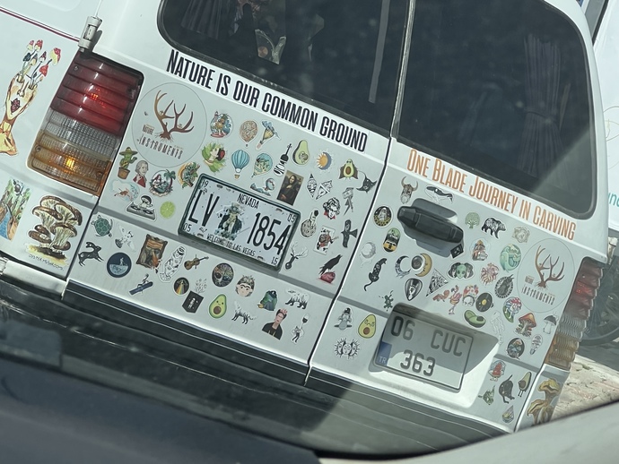 Bu arabanın plakası neden 2 tane bilen var mı yolda görüp şaşırdım…?