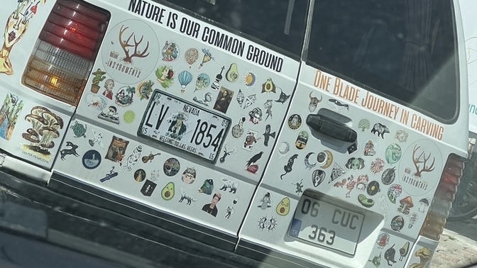 Bu arabanın plakası neden 2 tane bilen var mı yolda görüp şaşırdım…?