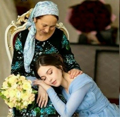 Kalabalık bir yerde annenize bağırır mısınız?