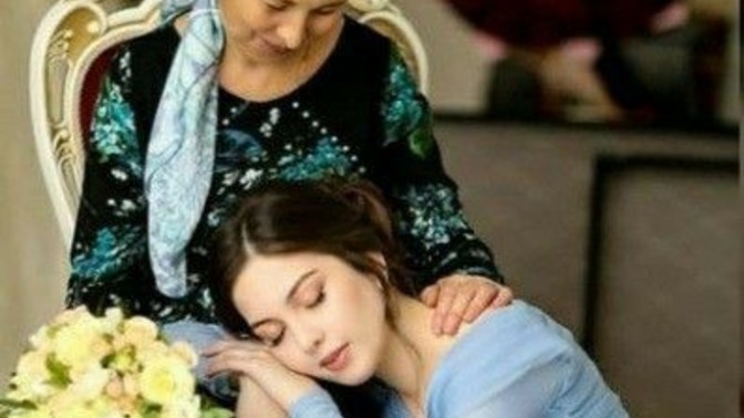 Kalabalık bir yerde annenize bağırır mısınız?
